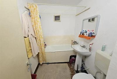 Apartament cu 3 camere decomandat în Micro IV