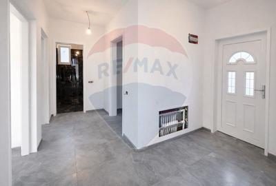 Casă cu 4 camere cu Teren 331 Mp în Crevedia - 2