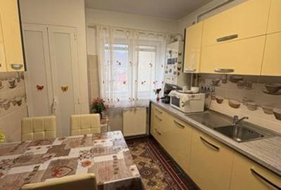 Apartament cu 3 camere semidecomandat în Traian