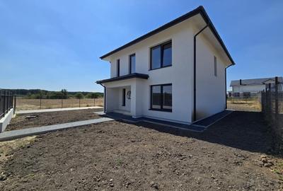 Casa langa padure cu curte generoasa 704 mp - 2