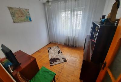 Apartament cu 4 camere, decomandat, etaj 2/4, zona Cug