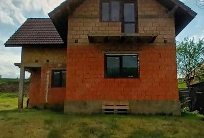 Vand casa cu mansarda la rosu. - 1