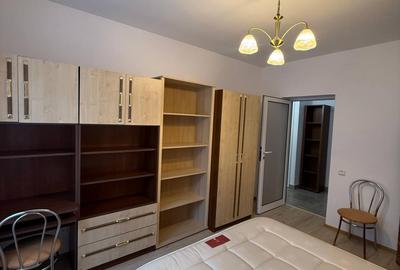 Apartament cu 3 camere semidecomandat în Plopilor