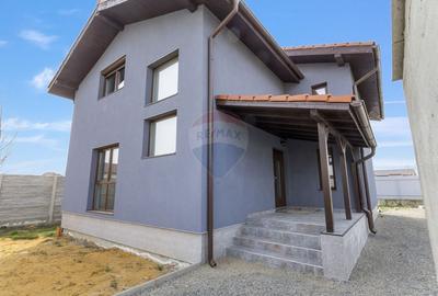 Casă cu 7 camere cu Teren 617 Mp în Livada - 2