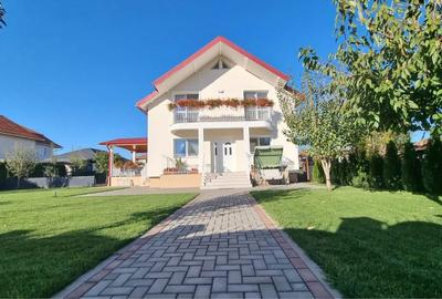Casă cu 4 camere decomandat în Central - 1
