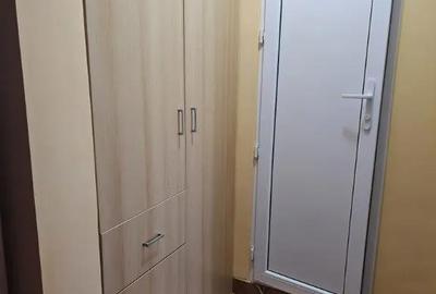 Apartament cu 4 camere semidecomandat în Olteniței