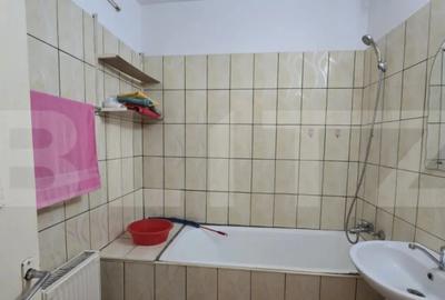 Apartament cu 3 camere semidecomandat în Micro 16