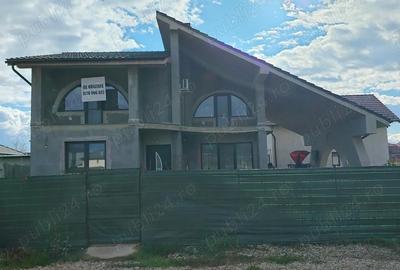 Casă cu 4 camere cu Teren 471 Mp în Central - 1