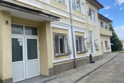Spațiu comercial, de 25 mp, în Central - 8