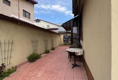 Casă cu 5 camere cu Teren 250 Mp în Berceni - 1