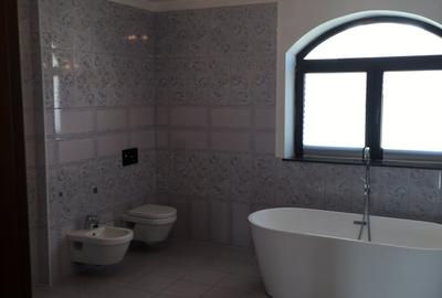 Casă cu 7 camere cu Canalizare în Băneasa - 23