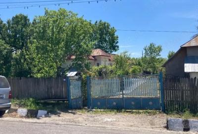 Casă cu 3 camere cu Teren 2200 Mp în Central - 2