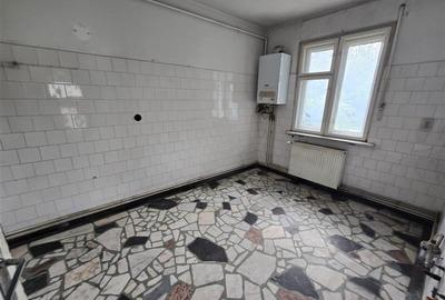 Imobil cu potential, constructie solida cu 2 apartamente,+demisol si garaj, Bras - 6