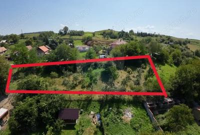 Teren de 3000 mp, în Hetiur