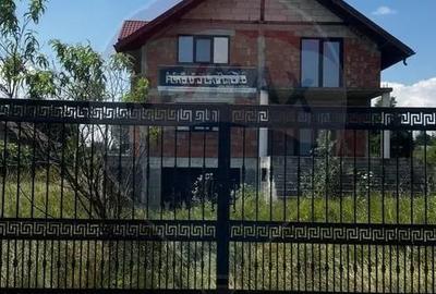 Casă cu 6 camere cu Teren 1000 Mp în Costâna