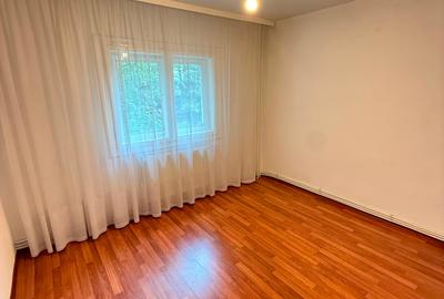 Apartament cu 3 camere semidecomandat în Mioriței