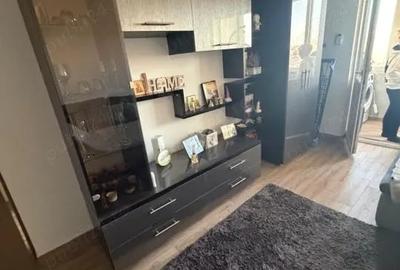Apartament cu 2 camere semidecomandat în Craiovița Nouă