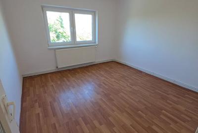 Apartament cu 3 camere semidecomandat în Micro 15