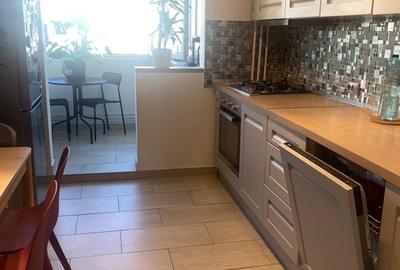 Apartament cu 4 camere semidecomandat în Rahova