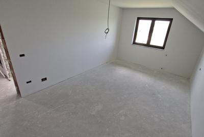 Casă cu 4 camere decomandat în Central