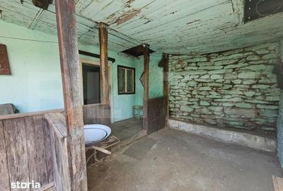 Casă cu 3 camere semidecomandat cu Teren 1343 Mp în Săsciori