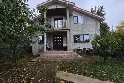 Casă cu 4 camere în Prăjești