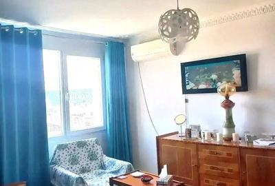 Apartament cu 3 camere semidecomandat în Obor