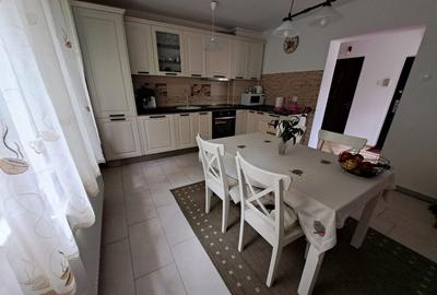Apartament cu 3 camere decomandat în Cornișa