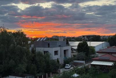 Apartament cu 4 camere semidecomandat în Băneasa