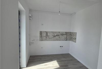 Apartament cu 3 camere semidecomandat în 1 Decembrie