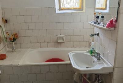 Apartament cu 3 camere decomandat în Găvana