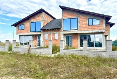 Casă cu 4 camere cu Teren 293 Mp în Săcălaz