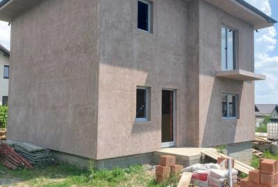 Casă cu 4 camere în Valea Adâncă