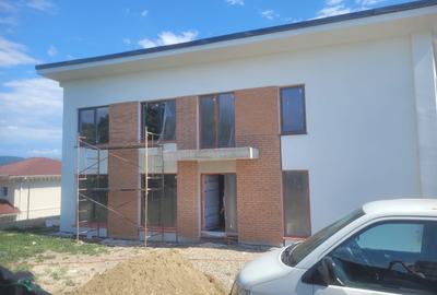Casă cu 4 camere în Central - 1