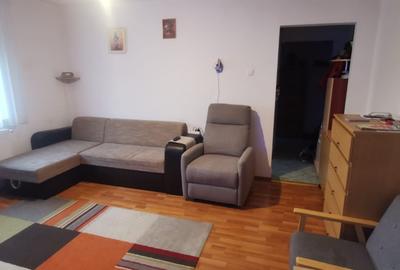 Apartament cu 3 camere semidecomandat în Micro 14