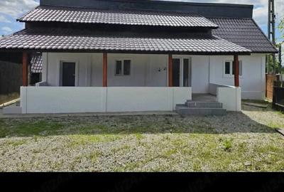 Casă cu Teren 1400 Mp în Rogojel