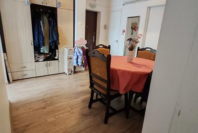 Apartament cu 3 camere decomandat, mobilat în Central