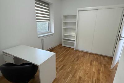 Apartament cu 3 camere decomandat în Parcul Carol