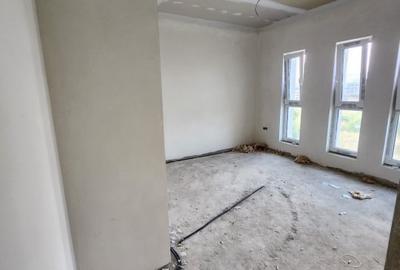 Casă cu 4 camere cu Teren 180 Mp în Florești