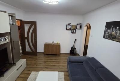 Apartament cu 3 camere semidecomandat în Dacia