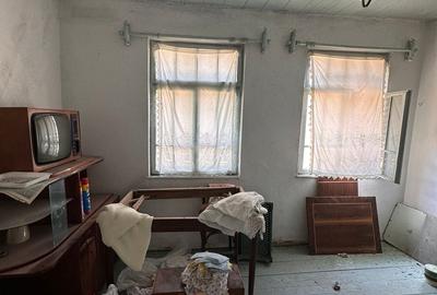 Casă cu 2 camere cu Teren 2700 Mp în Central