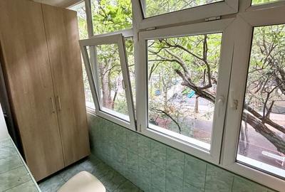 Apartament cu 3 camere semidecomandat în Berceni