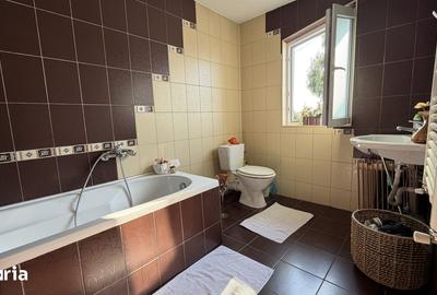 Casă cu 6 camere cu Teren 1000 Mp în Vărăști