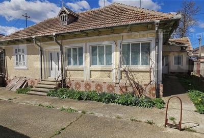 Casă cu 3 camere cu Teren 2796 Mp în Central - 1