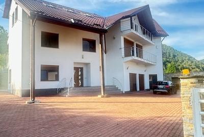 Casă cu 7 camere în Valea Borcutului