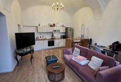 Apartament cu 2 camere semidecomandat, mobilat în Central