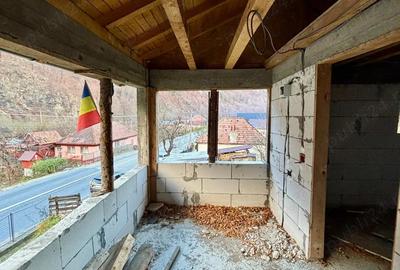 Casa la rosu cu utilitati si teren generos - 3