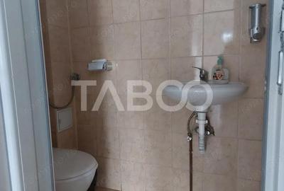 Cabinet medical de vanzare 3 camere 50 mp mobilat central Cisnadie - 1