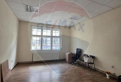 Spațiu comercial, de 48 mp, în Central - 6