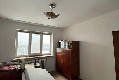 Apartament cu 3 camere decomandat în Calea București